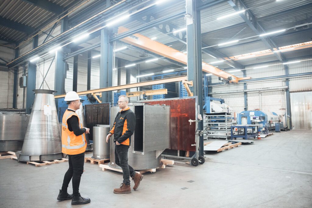 Twee professionals in gesprek over Yes tech careers en technische carrièremogelijkheden